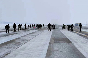信陽(yáng)明港機(jī)場(chǎng)抗擊冰雪，護(hù)航旅客回家路